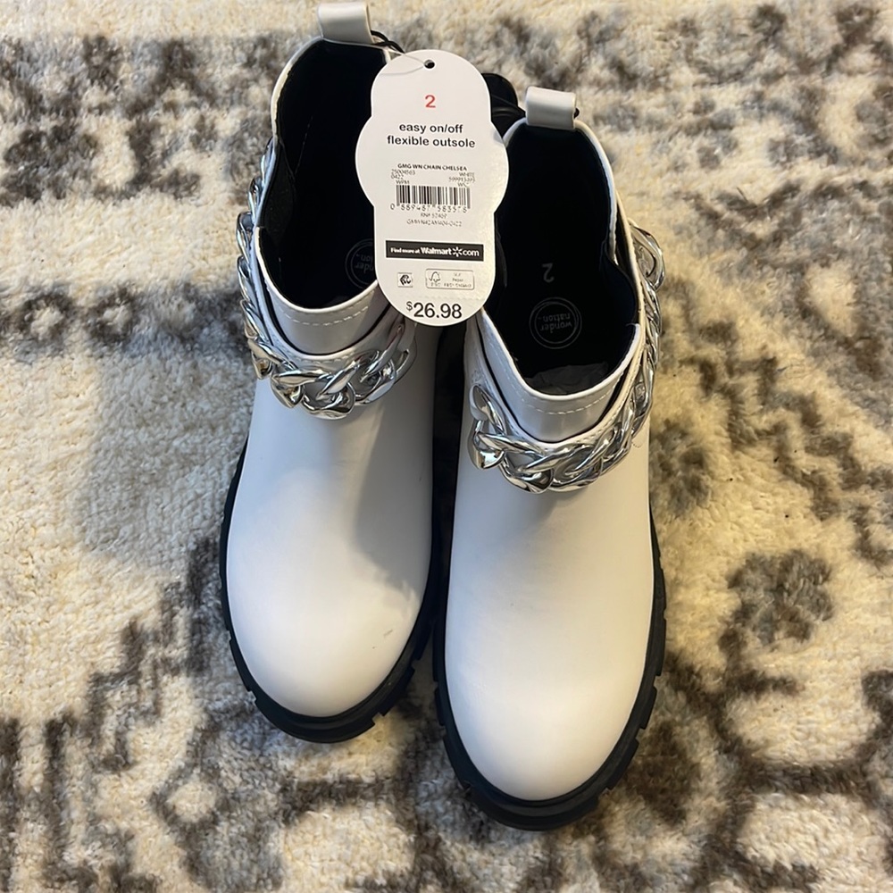 Nice white boots with a chain around the front and zipper